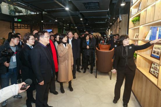 魏真(魏綺儷)博士喜獲2019年中國建筑裝飾協(xié)會(huì)設(shè)博會(huì)十大風(fēng)云人物